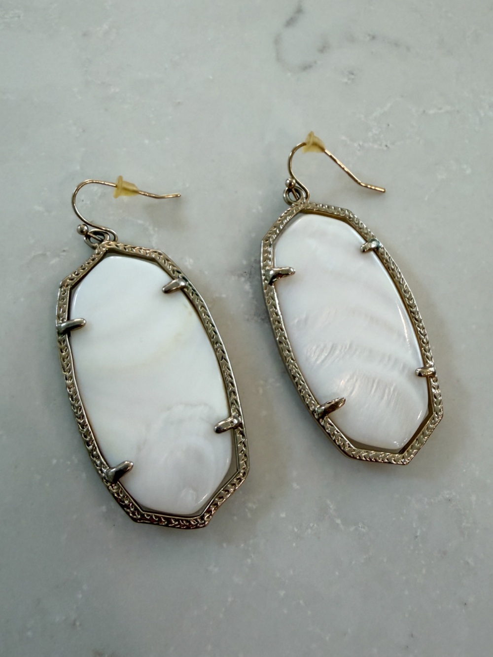 KENDRA SCOTT • Elle Gold Drop Earrings in Ivory Mother-of-Pearl - Picture 3 of 3